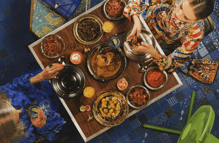 Image representant des femmes autour d'une table avec une cuisine orientale
