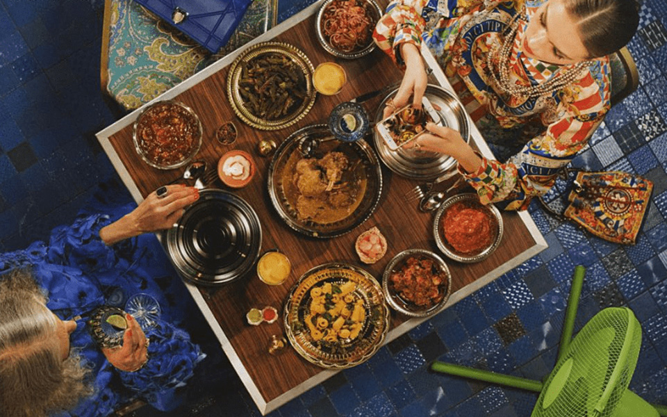 Image representant des femmes autour d'une table avec une cuisine orientale